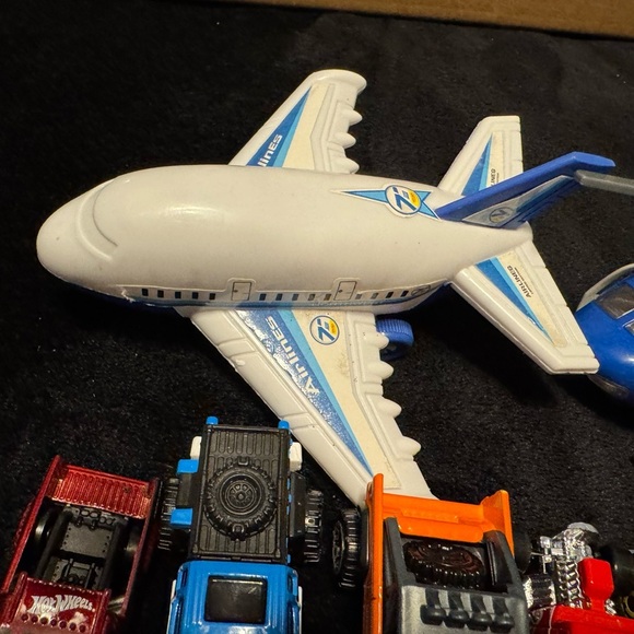 Lot of 40 Cars! Hotwheels, matchbox, trucks &more! Plus 3 helicopters!Great gift - Picture 5 of 12